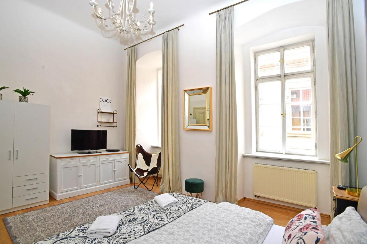 Lovely Little Cosy Apt In Прага Екстериор снимка