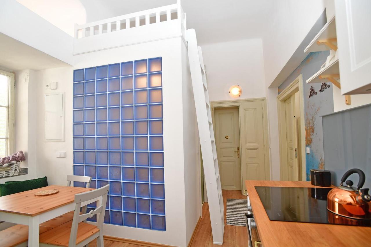 Lovely Little Cosy Apt In Прага Екстериор снимка