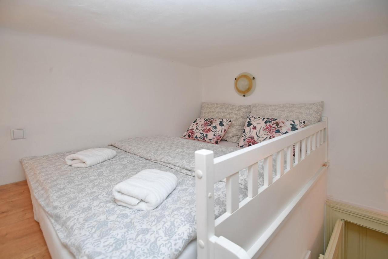Lovely Little Cosy Apt In Прага Екстериор снимка