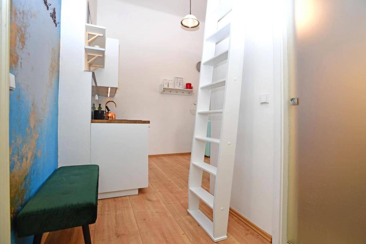 Lovely Little Cosy Apt In Прага Екстериор снимка