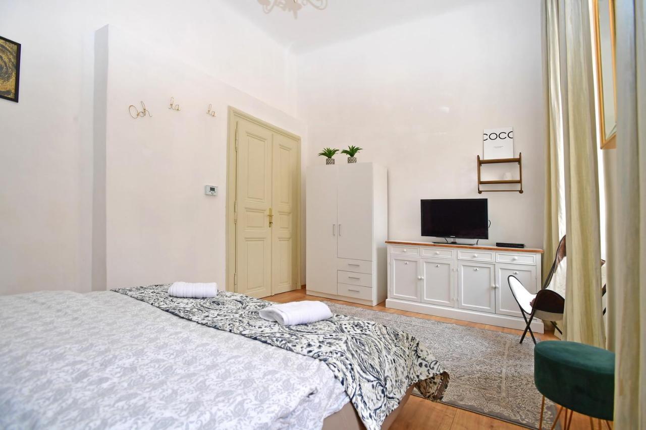 Lovely Little Cosy Apt In Прага Екстериор снимка